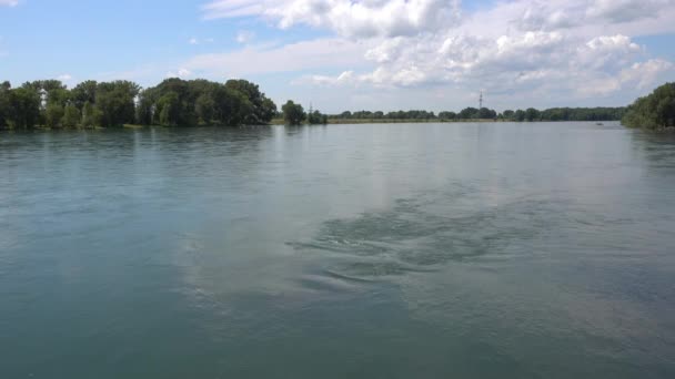 Uitzicht op de rivier de Irtysj, wolken in de blauwe lucht en de bomen. De Irtysj is een rivier in Rusland, China en Kazachstan. — Stockvideo