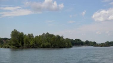 İrtiş Nehri, bulutlar mavi gökyüzünde ve ağaç görünümünü. İrtiş Nehri Rusya, Çin ve Kazakistan'da bir nehirdir.
