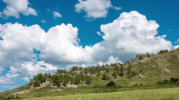 Paisaje de la naturaleza 4k. Hermoso paisaje timelapse del cielo con nubes blancas y montañas — Vídeo de stock