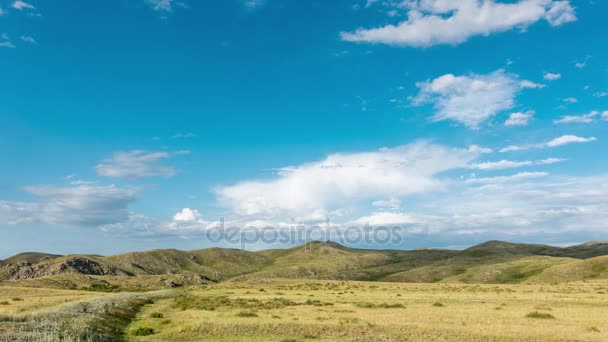 4k Природний ландшафт. Красивий пейзажний часовий пояс неба з білими хмарами і горами — стокове відео