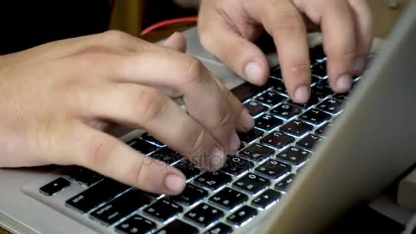 Manos masculinas escribiendo en el teclado del ordenador portátil. Primer plano de la mano masculina en el teclado . — Vídeos de Stock