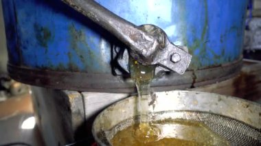 Ayıklanması ve ham bal süzme bal getiriyor yakın çekim.