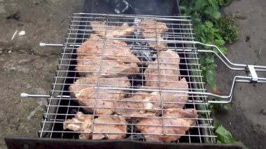 İçinde Mangal kömürleri. Izgara et. Et kömürün üstünde kızartılıyor. İştah açıcı kavrulmuş et kömürlerin üzerinde. Domuz Barbekü.