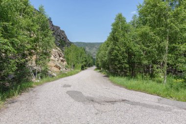 Yol Doğu Kazakistan bölgesinde dağ orman gökyüzünde.