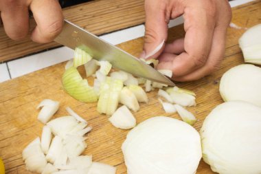 Ahşap kesme tahtası üzerinde soğan kesim