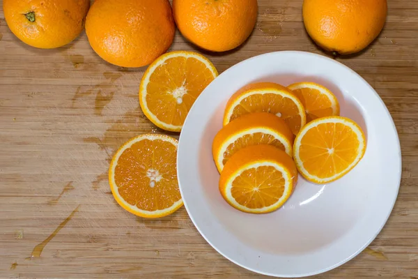 Portakal bir tablo ve bir beyaz tabak