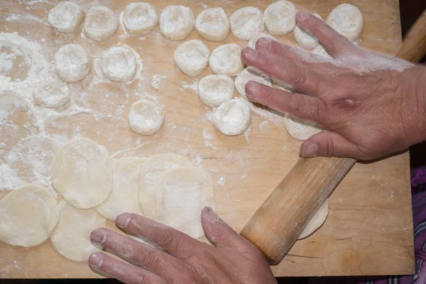 Bir oklava ile hamur haddeleme.