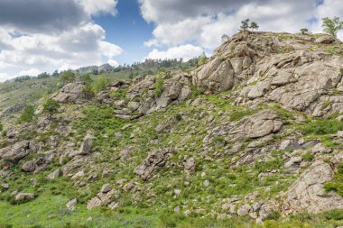 Güzel dağ manzarası, kayalar ve mavi gökyüzü bulutlu