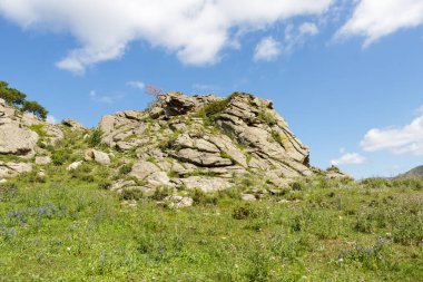 Güzel dağ manzarası, kayalar ve mavi gökyüzü bulutlu
