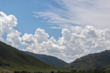 Dağların üzerinde güzel bulutlar