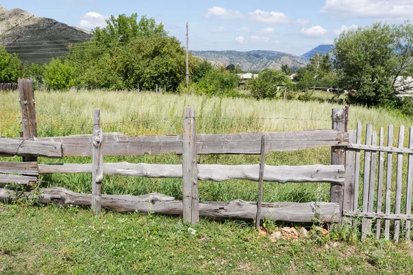 Oud houten hek op het platteland — Stockfoto