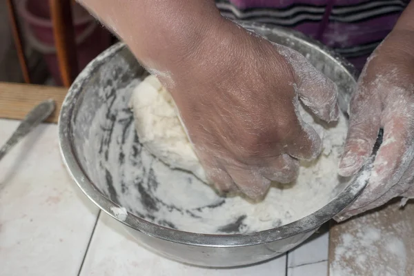 Κλείνω πάνω θέα του baker ζύμωμα. Προετοιμασία ζύμης στο μεταλλικό κύπελλο χέρια. — Φωτογραφία Αρχείου