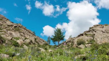 Manzara Timelapse Uhd. Güzel dağ ve mavi gökyüzü beyaz bulutlar ile.