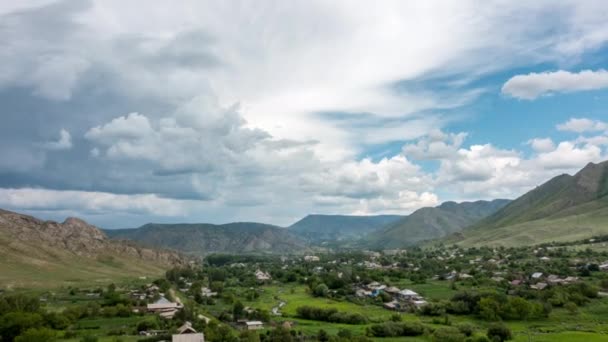Timelapse z vesnice Asubulak, Kazachstán. Krásné mraky nad vesnici obklopené horami — Stock video
