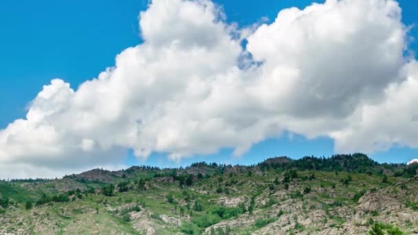 Paisaje Timelapse UHD. Hermosa montaña y cielo azul con nubes blancas . — Vídeo de stock