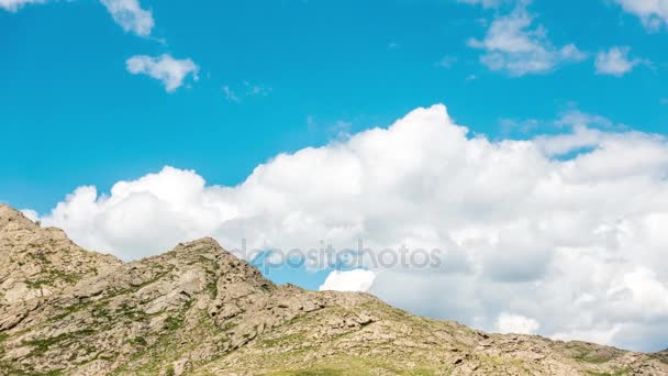 Paysage Timelapse UHD. Belle montagne et ciel bleu avec des nuages blancs . — Video
