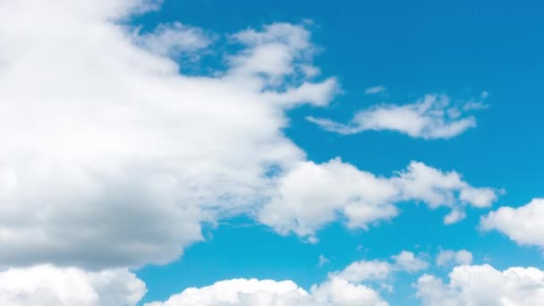 Piękne chmury na błękitnym niebie. — Wideo stockowe