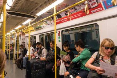 Bangkok, Tayland - 5 Aralık 2017: Bts Skytrain ulaşım kullanarak kimliği belirsiz yolcu