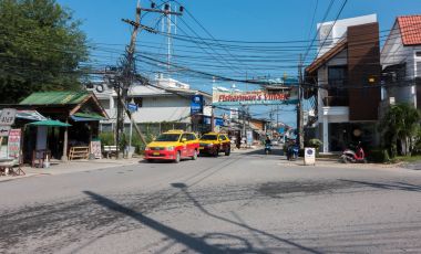 Koh Samui, Tayland - 12 Aralık 2017: Balıkçı köyü. Bophut balıkçı köyü Ko Samui ve ev bir popüler Cuma yürüyüş sokak pazarı için en iyi bilinen konumlar biridir.