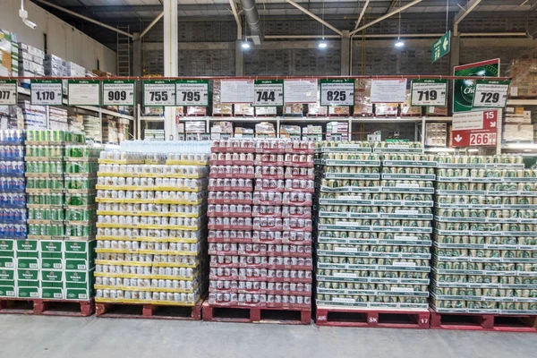 Koh Samui, Tayland - 15 Aralık 2017: Makro yemek servisi birçok kutu bira