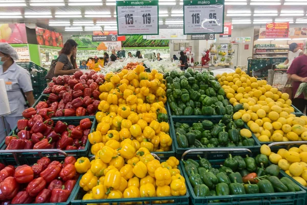 Koh Samui, Tajlandia - 16 grudnia 2017: Rozne rodzaju warzyw w makro Food Service jest hipermarket w Tajlandii. — Zdjęcie stockowe