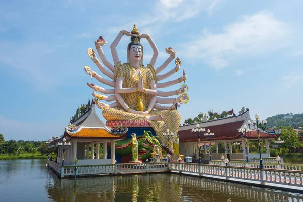 WAT Plai Laem Tapınağı ve 18 el Guanyin veya Guan Yin heykel Tayland Koh Samui adasında