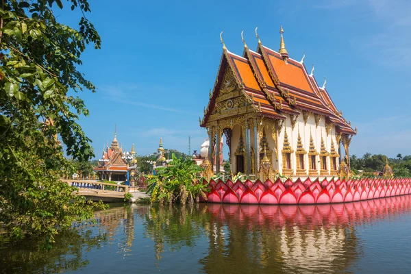 Koh Samui, Tayland - 14 Aralık 2017: Wat Plai Laem tapınak Tayland Koh Samui adasında