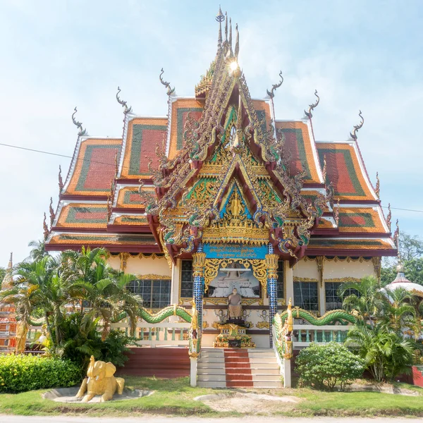 Koh Samui, Tayland - 14 Aralık 2017: Wat Plai Laem tapınak Tayland Koh Samui adasında