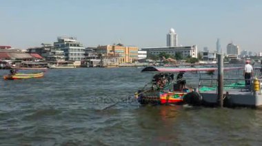 Bangkok, Tayland - 22 Aralık 2017: Hareketi tekneler Chao Phraya Nehri, Bangkok, Tayland, Thailand, Timelapse görünümü. Renkli geleneksel ahşap tekneler.