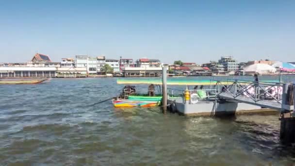 バンコク タイ王国 2017 タイムラプス観 バンコク タイのチャオプラヤ川のボートの動き 色とりどりの伝統的な木製ボート — ストック動画