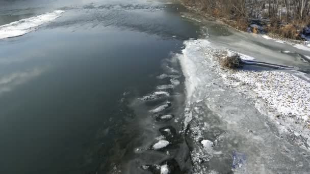Замерзающая река поздней осенью — стоковое видео