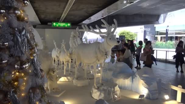 БАНГКОК, Таиланд - 5 декабря 2017 года: Рождественские инсталляции оленей в Бангкоке — стоковое видео
