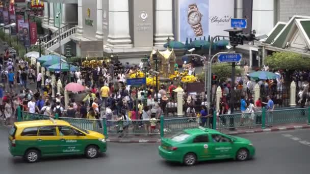 バンコク、タイ - 2017 年 12 月 5 日: 人々 を訪問し、ラチャダムリ通りに 12 月 5 日のラチャプラソン交差点エーラーワンの祠を崇拝. — ストック動画