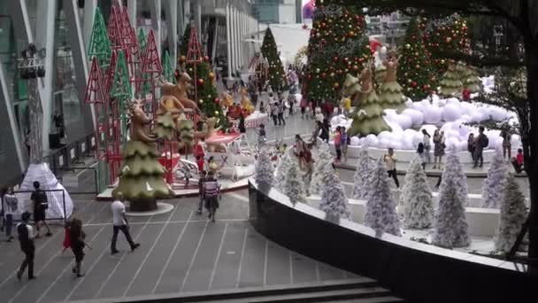 방콕, 태국-12 월 5 일, 2017: 크리스마스 트리 크리스마스 2017 및 새 해 2018 축제 축 하에 대 한 중앙 세계 쇼핑 몰에서 설정 — 비디오