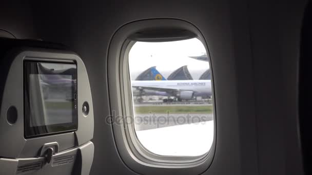 BANGKOK, THAÏLANDE - 4 décembre 2017 : vue de l'avion à l'aéroport de la ville de Bangkok — Video