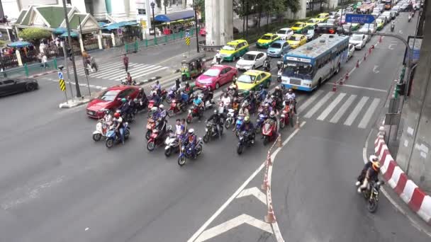 БАНГКОК, Таиланд - 5 декабря 2017 года: Дорожное движение в Бангкоке — стоковое видео