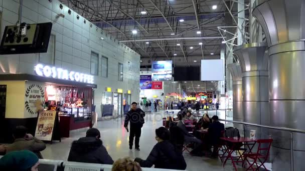 Αλμάτι, Καζακστάν - 4 Δεκεμβρίου 2017: Αίθουσα αναμονής Αλμάτι, Αεροδρόμιο — Αρχείο Βίντεο