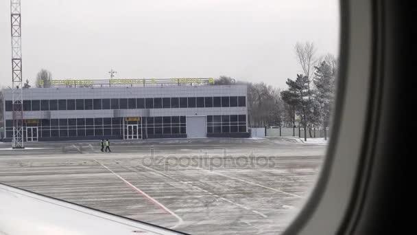 Ust-Kamenogorsk, Kazajstán - 4 de diciembre de 2017: vista desde el avión hasta el aeropuerto de la ciudad de Ust-Kamenogorsk — Vídeo de stock