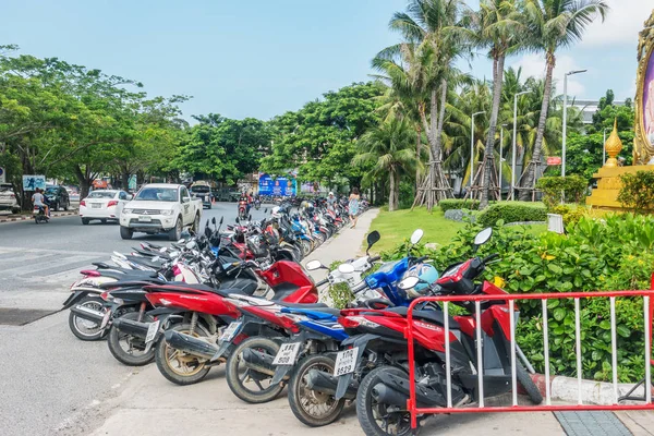 Koh Samui, Thailand - 15 December 2017: Motobike parkering nära Centralfestival Samui Royaltyfria Stockfoton