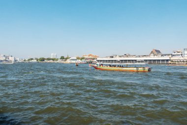 Bangkok, Tayland - 22 Aralık 2017: Turist tekneleri Chao Phraya Nehri üzerinde