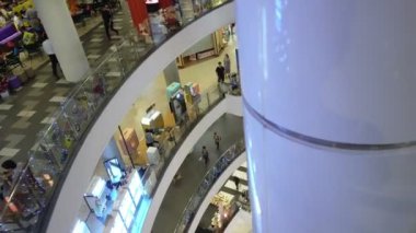 Bangkok, Tayland - 7 Aralık 2017: Yürüyen merdiven, Terminal 21 Alışveriş Merkezi, Sukhumvit Road, Bangkok, Tayland