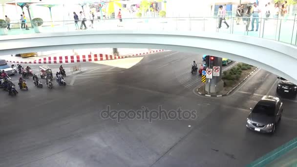 БАНГКОК, Таиланд - 7 декабря 2017 года: Дорожное движение в Бангкоке возле торгового центра MBK — стоковое видео