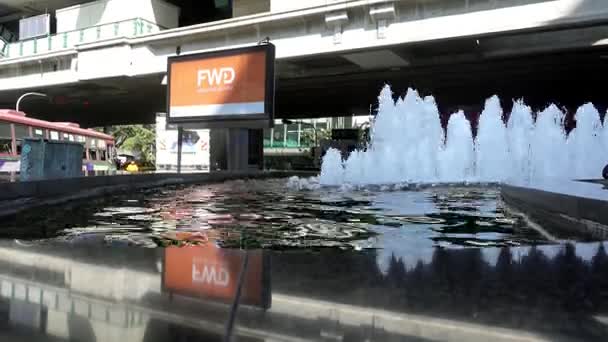 BANGKOK, THAILAND - December 7, 2017: Street fountain near Ekkamai BTS station — Stock Video