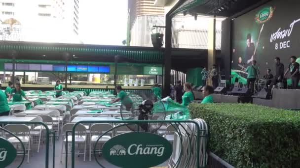 Angkok, Thailand - 6 December 2017: Chang Beer Garden. Chang Beer Garden ligger framför Central World — Stockvideo