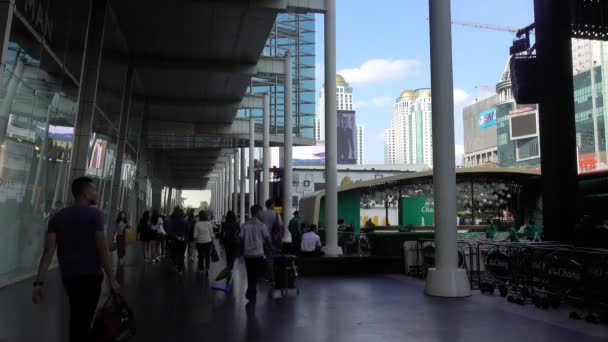 Bangkok, Thajsko - 6. prosince 2017: Lidí, kteří jdou poblíž Central World Mall — Stock video