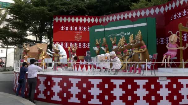 Bangkok, Thaiföld - December 6, 2017: Emberek gyaloglás közelében Central World Mall bevásárlóközpontoktól — Stock videók