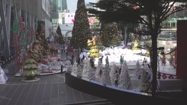 Bangkok, Thailand - 6 December 2017: Mensen lopen in de buurt van Central World Mall — Stockvideo