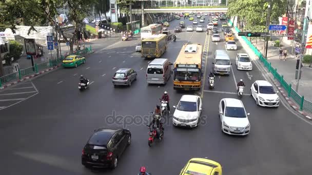 Bangkok, Thaiföld - 2017. December 5.: Közúti forgalom Bangkokban — Stock videók