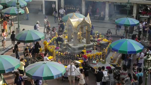 BANGKOK, THAILAND - 6 decembrie 2017: Străinii și localnicii vizitează și se închină sanctuarului Erawan la intersecția Ratchaprasong de pe Ratchadamri Road — Videoclip de stoc