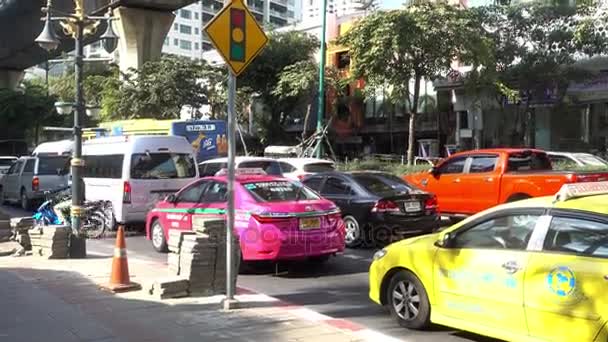 Bangkok, Tajlandia - 6 grudnia 2017: Korek na drodze, Sukhumvit Road, Bangkok — Wideo stockowe